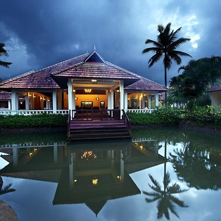 Abad Whispering Palms Hotel Кумараком Екстериор снимка
