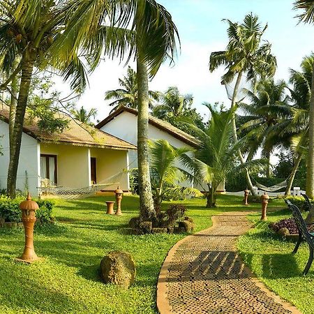 Abad Whispering Palms Hotel Кумараком Екстериор снимка