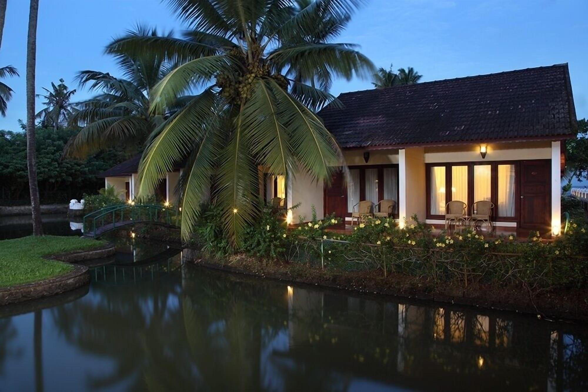 Abad Whispering Palms Hotel Кумараком Екстериор снимка