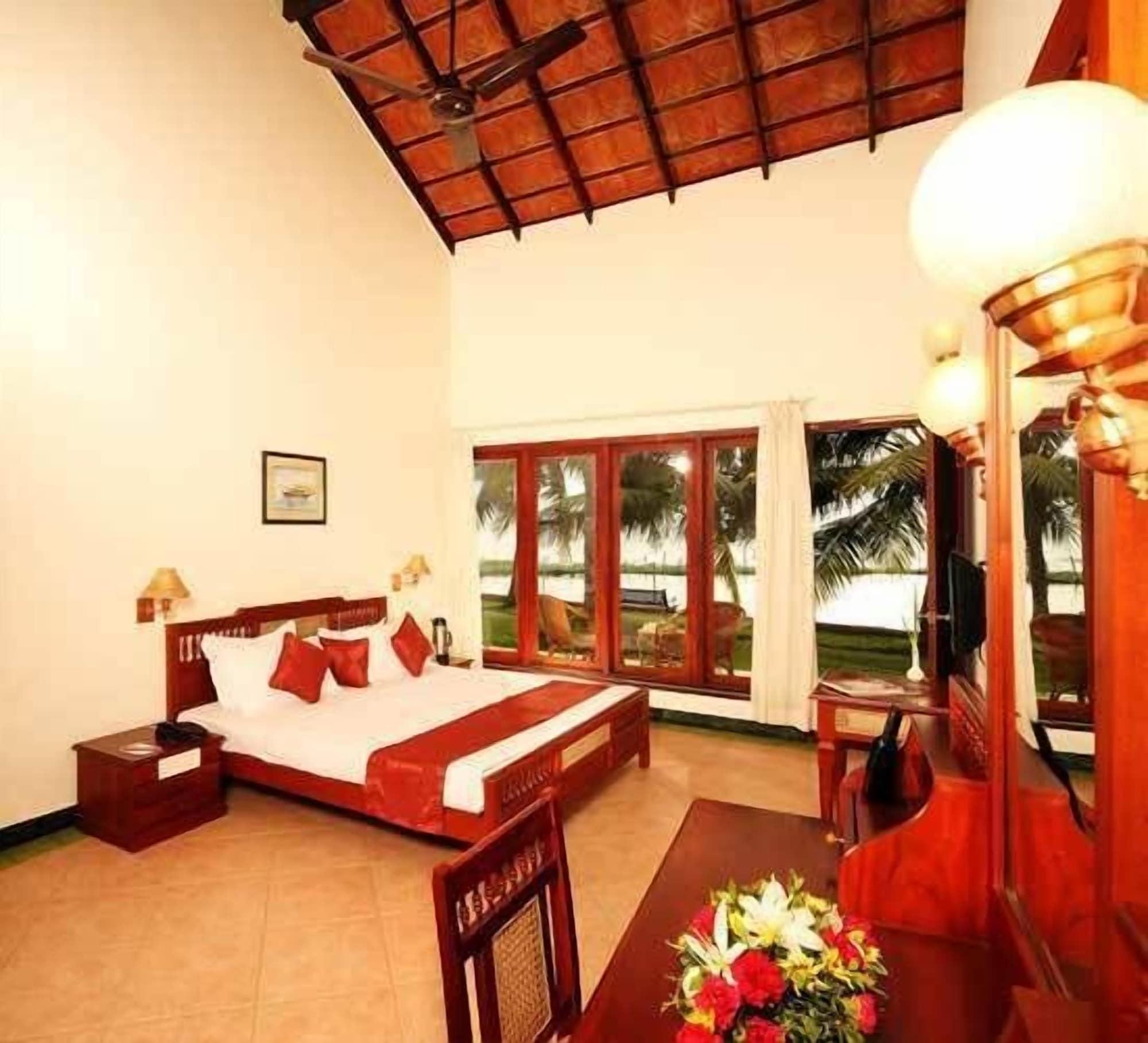 Abad Whispering Palms Hotel Кумараком Екстериор снимка