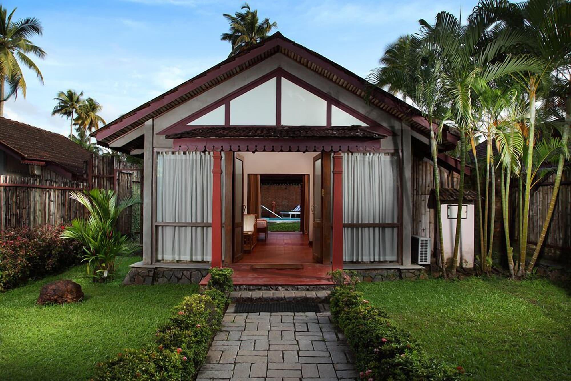 Abad Whispering Palms Hotel Кумараком Екстериор снимка
