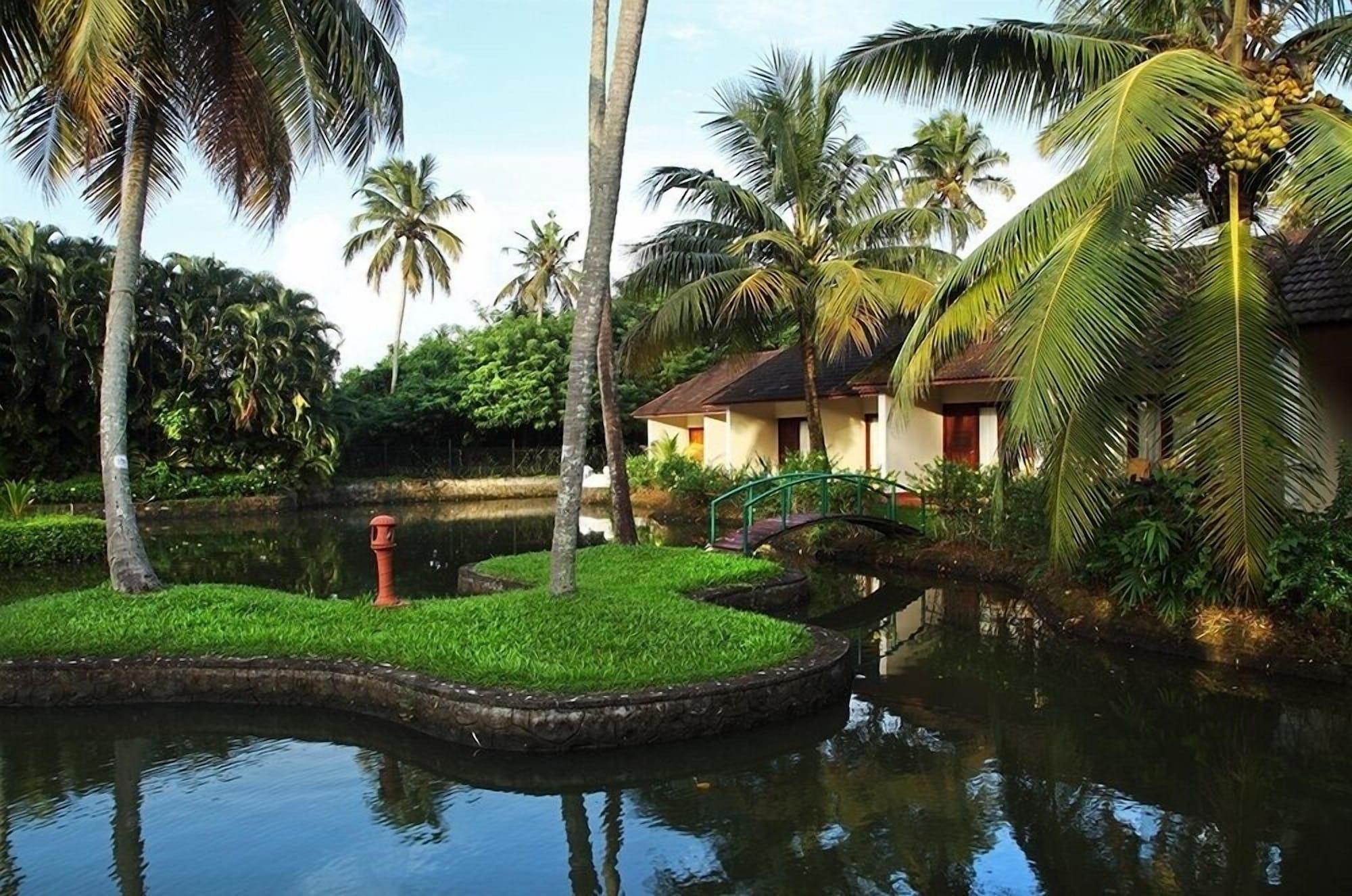 Abad Whispering Palms Hotel Кумараком Екстериор снимка