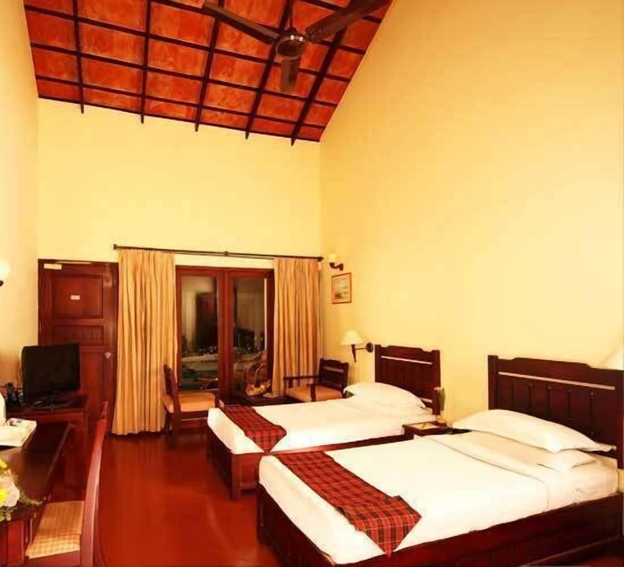 Abad Whispering Palms Hotel Кумараком Екстериор снимка