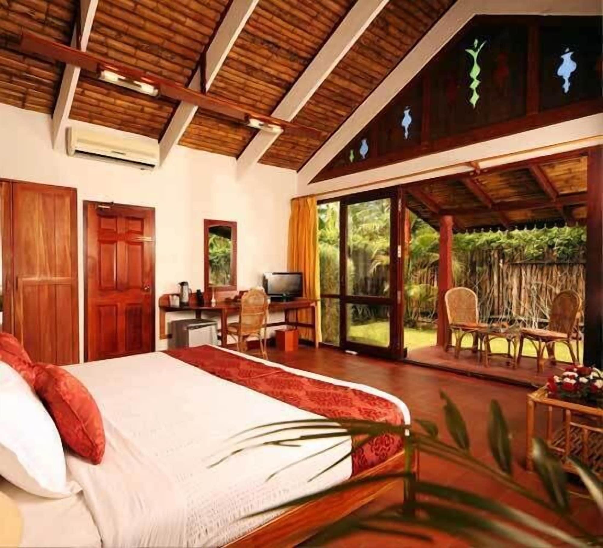 Abad Whispering Palms Hotel Кумараком Екстериор снимка
