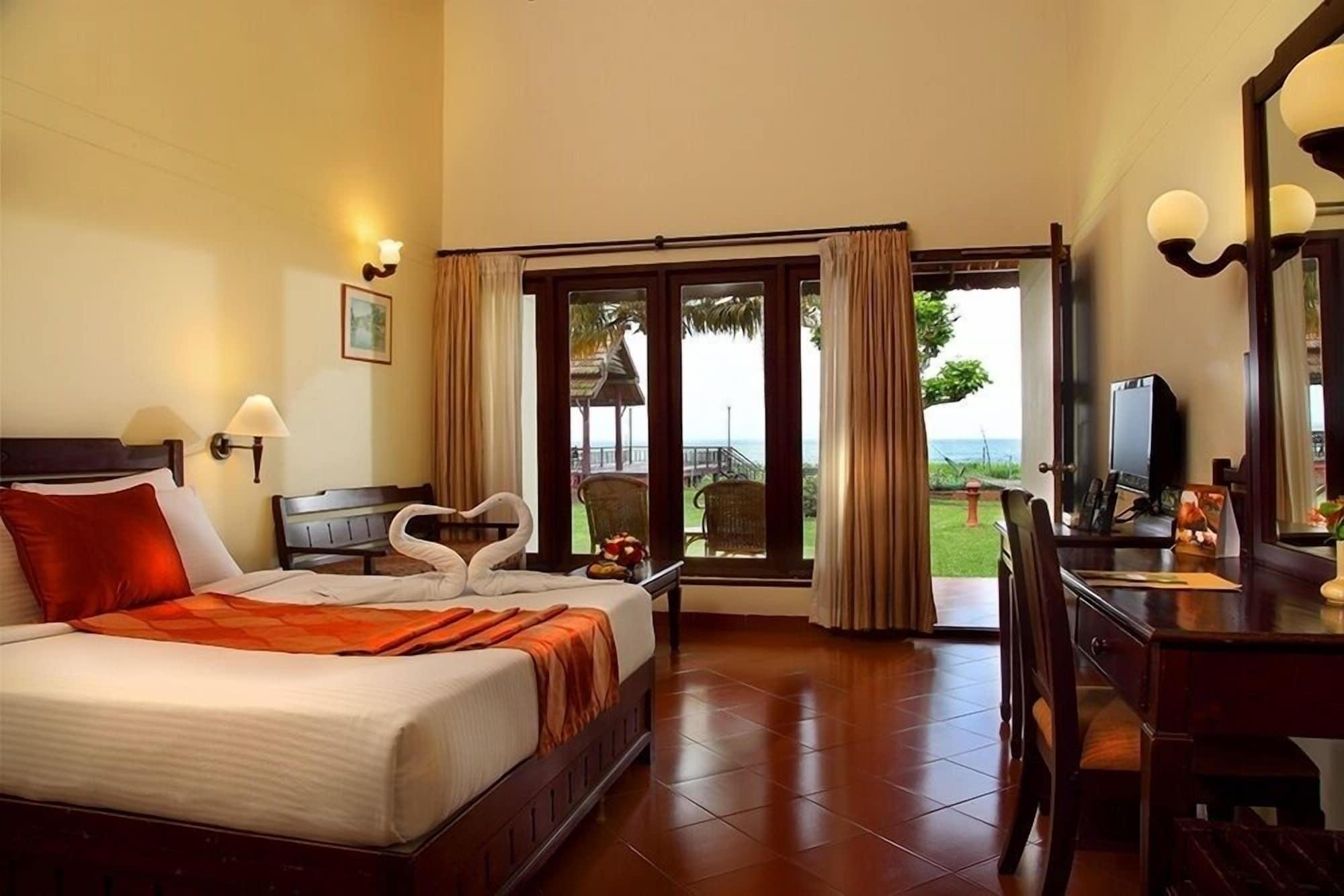 Abad Whispering Palms Hotel Кумараком Екстериор снимка