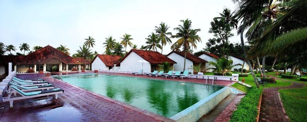 Abad Whispering Palms Hotel Кумараком Екстериор снимка