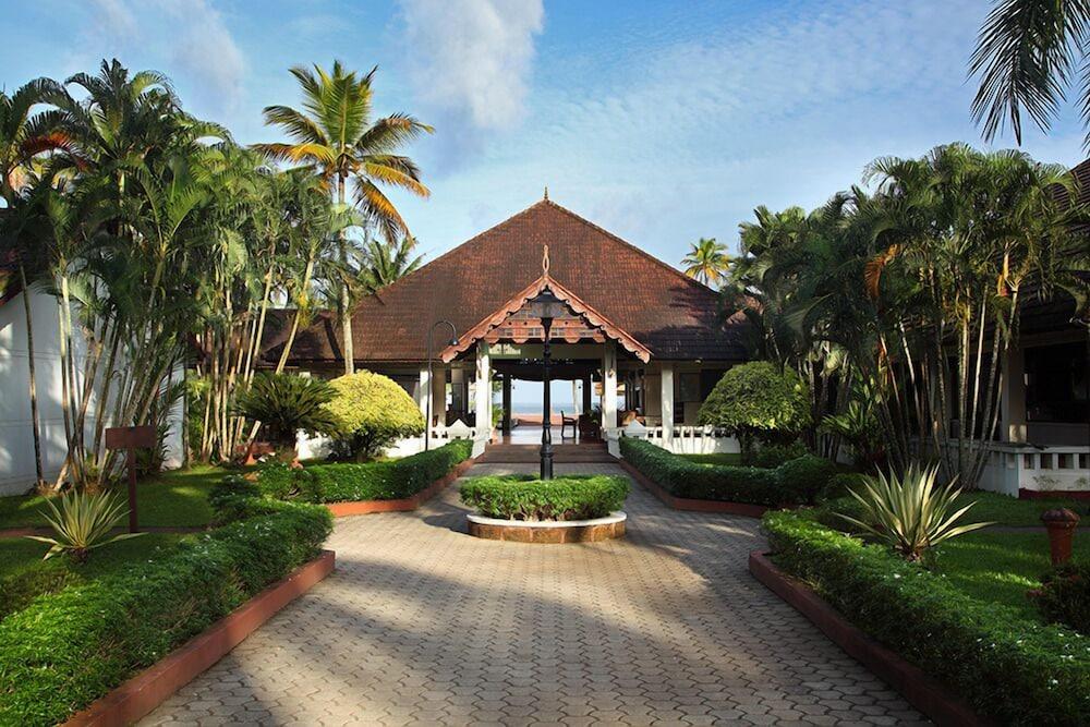 Abad Whispering Palms Hotel Кумараком Екстериор снимка