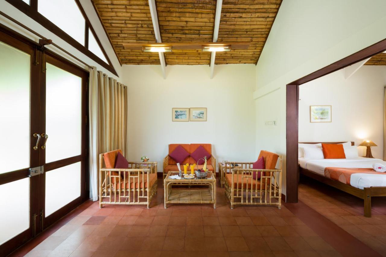 Abad Whispering Palms Hotel Кумараком Екстериор снимка