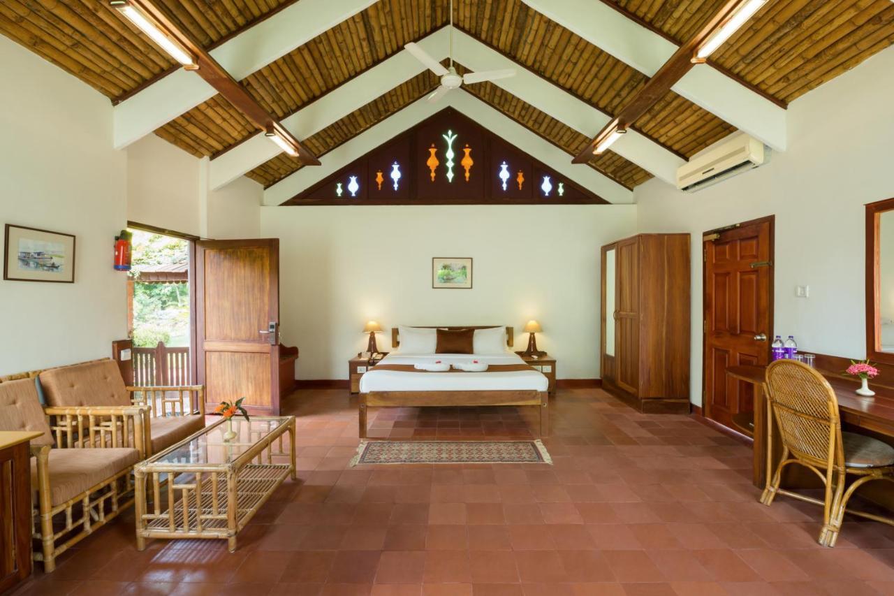 Abad Whispering Palms Hotel Кумараком Екстериор снимка