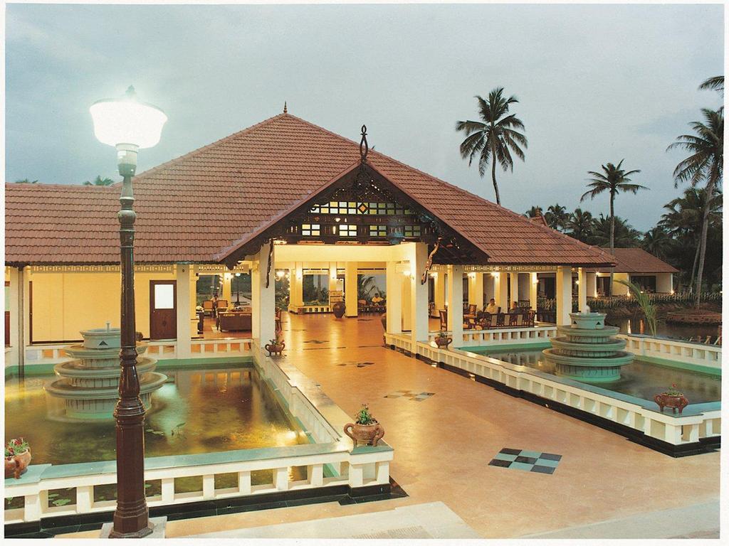 Abad Whispering Palms Hotel Кумараком Екстериор снимка