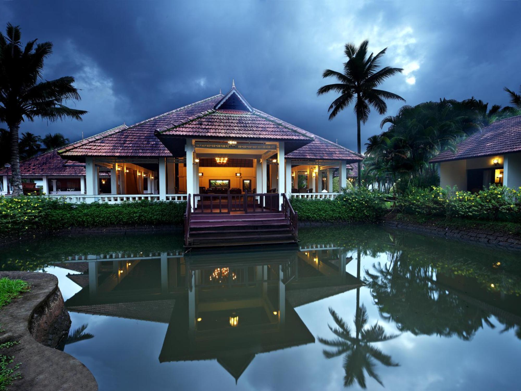 Abad Whispering Palms Hotel Кумараком Екстериор снимка
