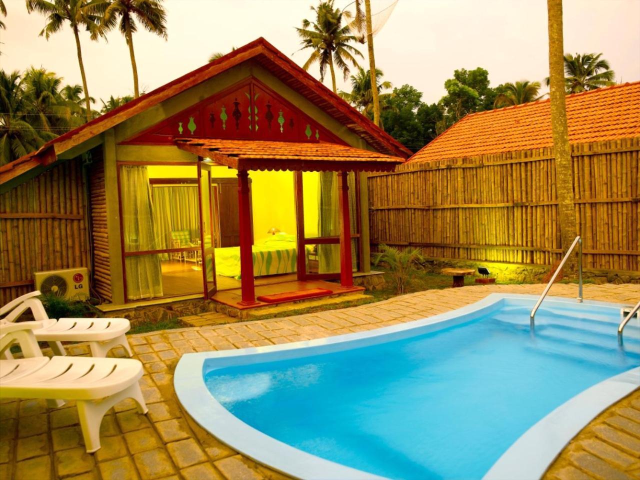 Abad Whispering Palms Hotel Кумараком Екстериор снимка