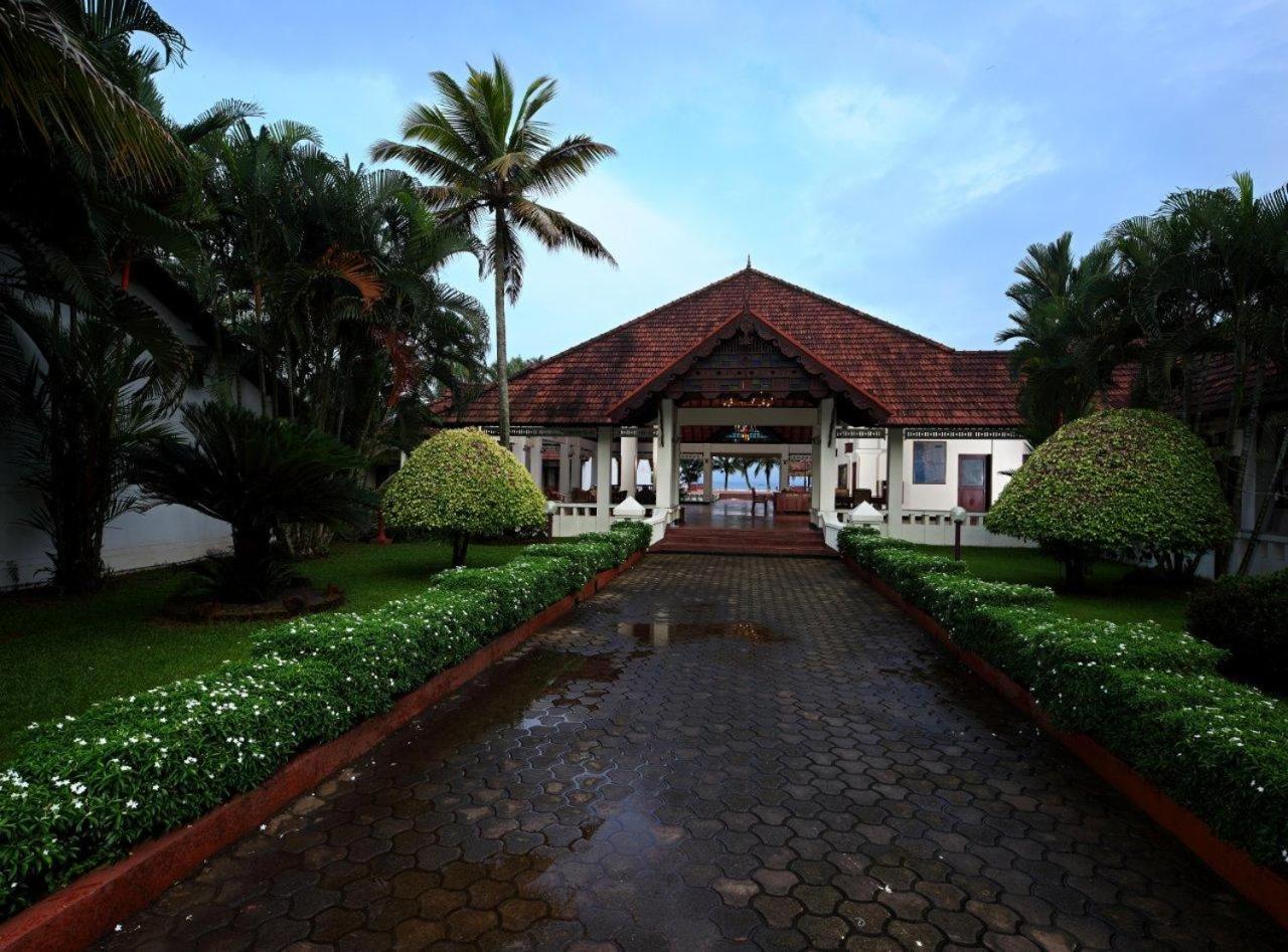 Abad Whispering Palms Hotel Кумараком Екстериор снимка