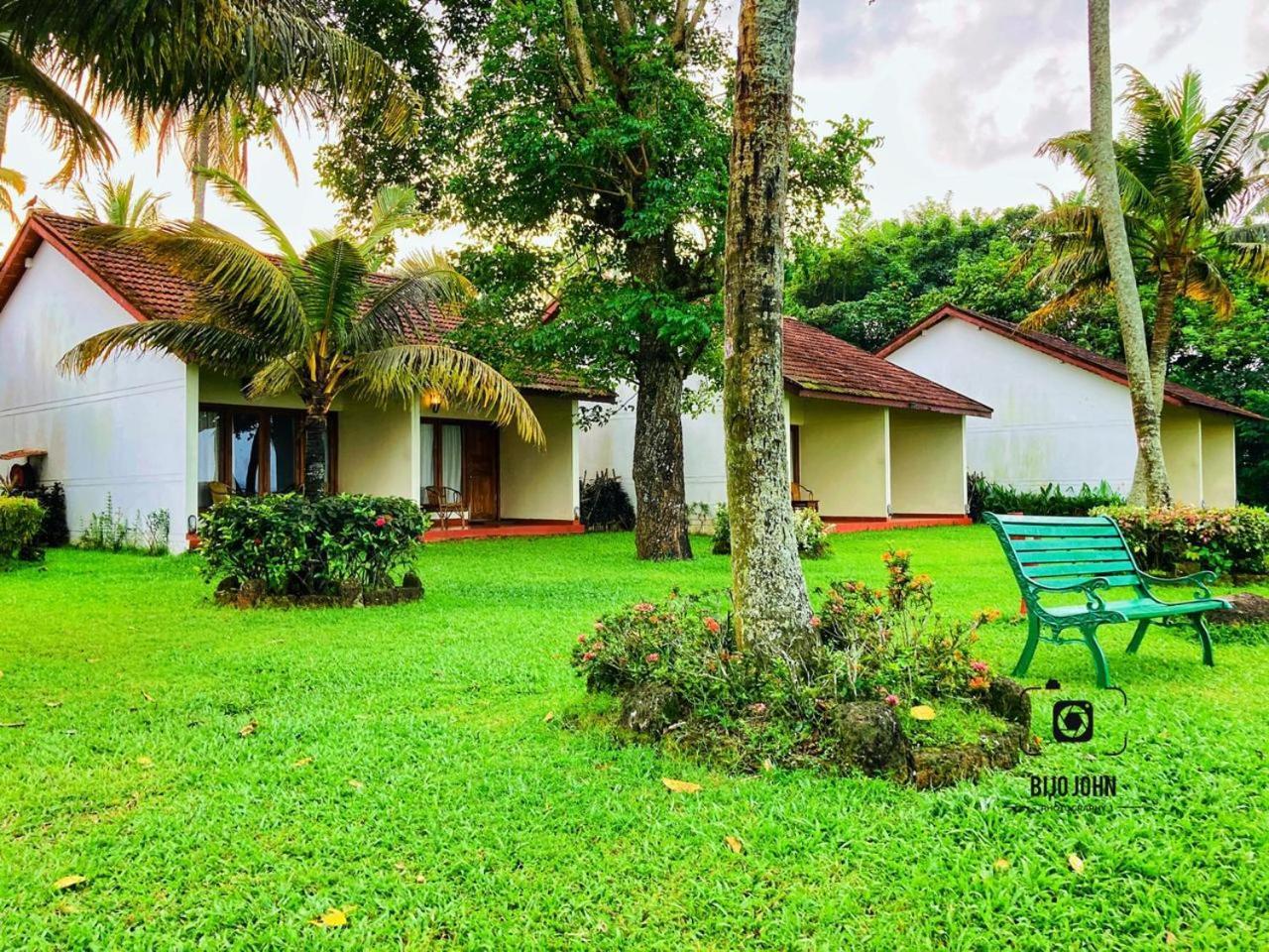 Abad Whispering Palms Hotel Кумараком Екстериор снимка