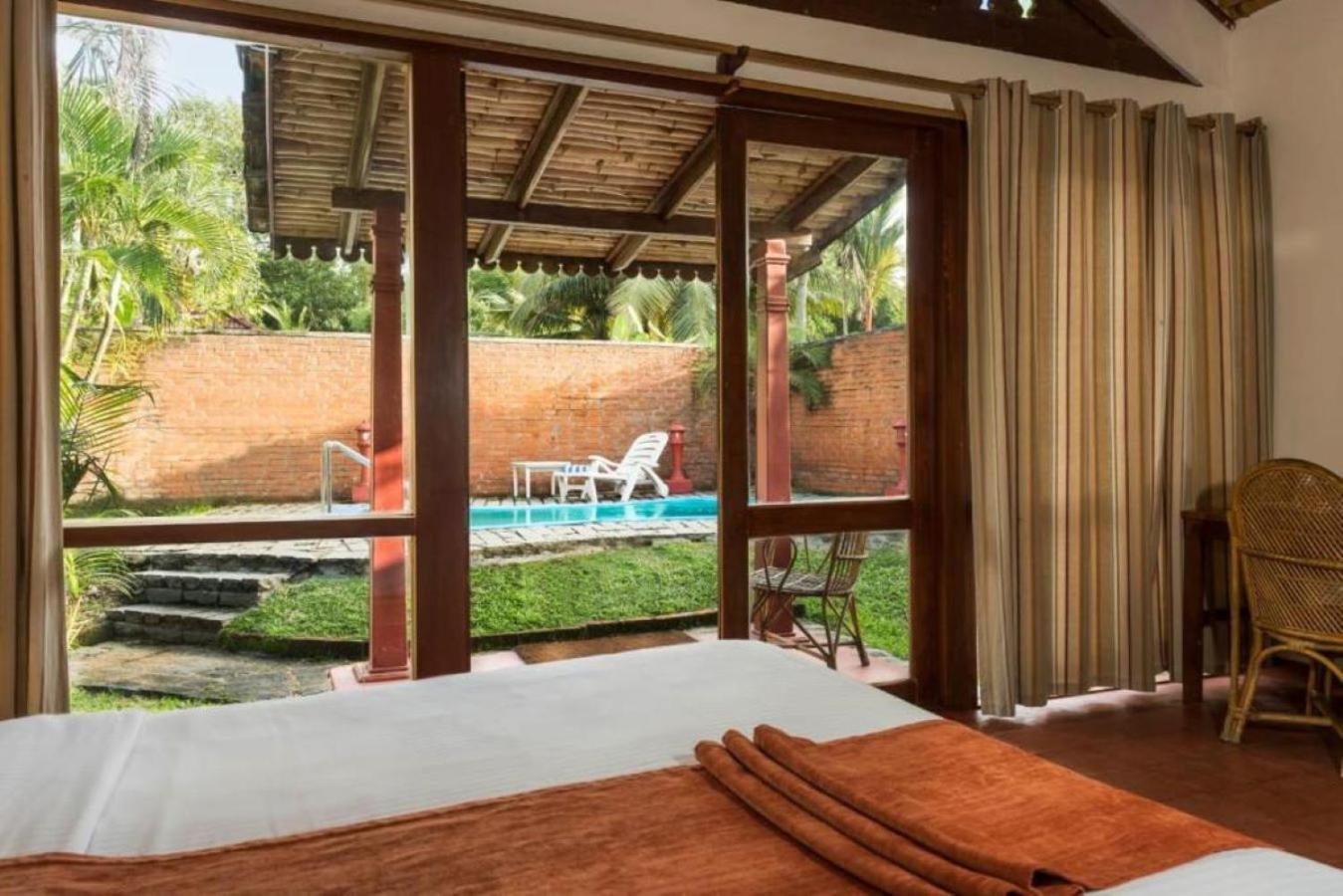 Abad Whispering Palms Hotel Кумараком Екстериор снимка