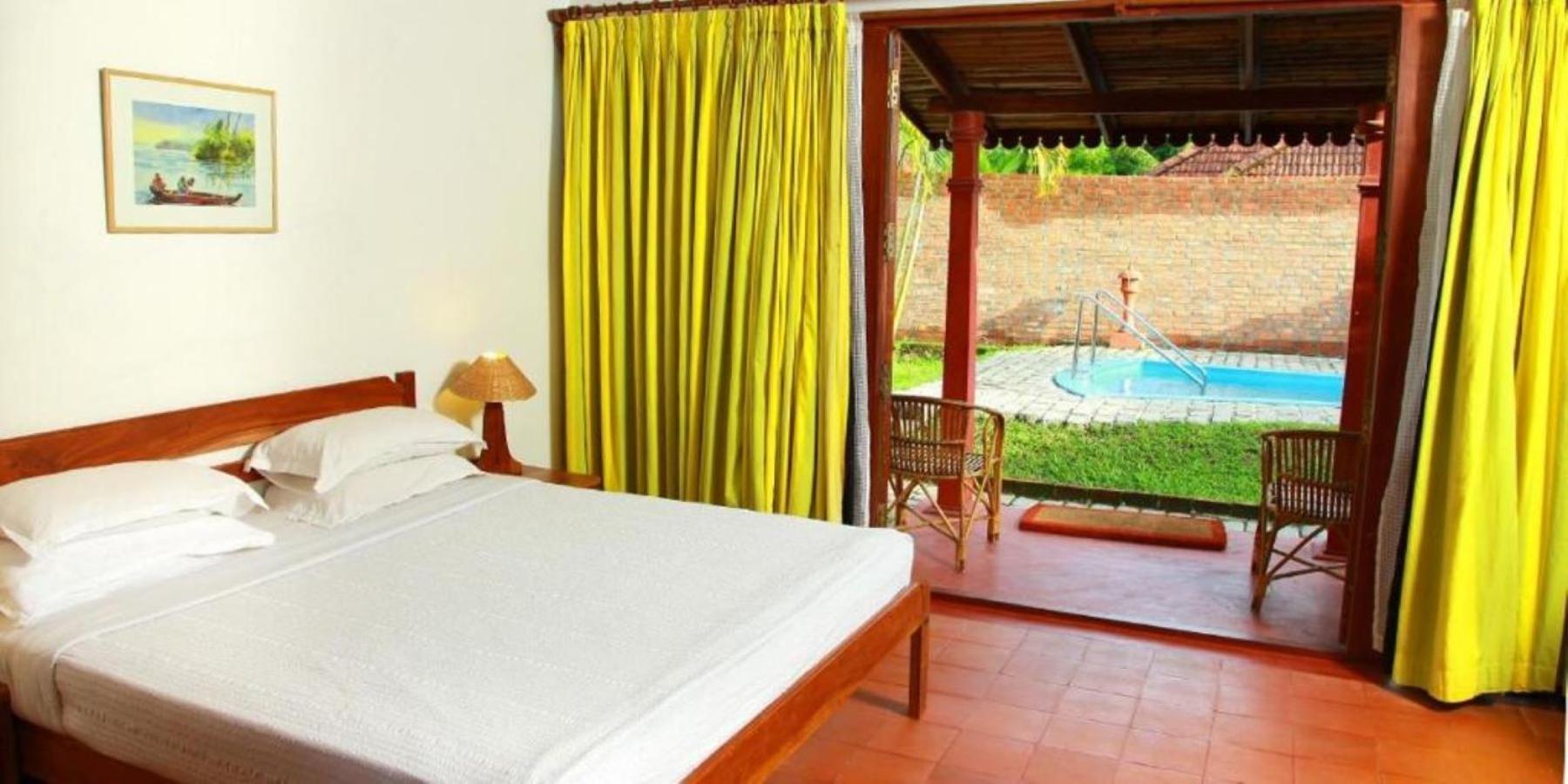 Abad Whispering Palms Hotel Кумараком Екстериор снимка