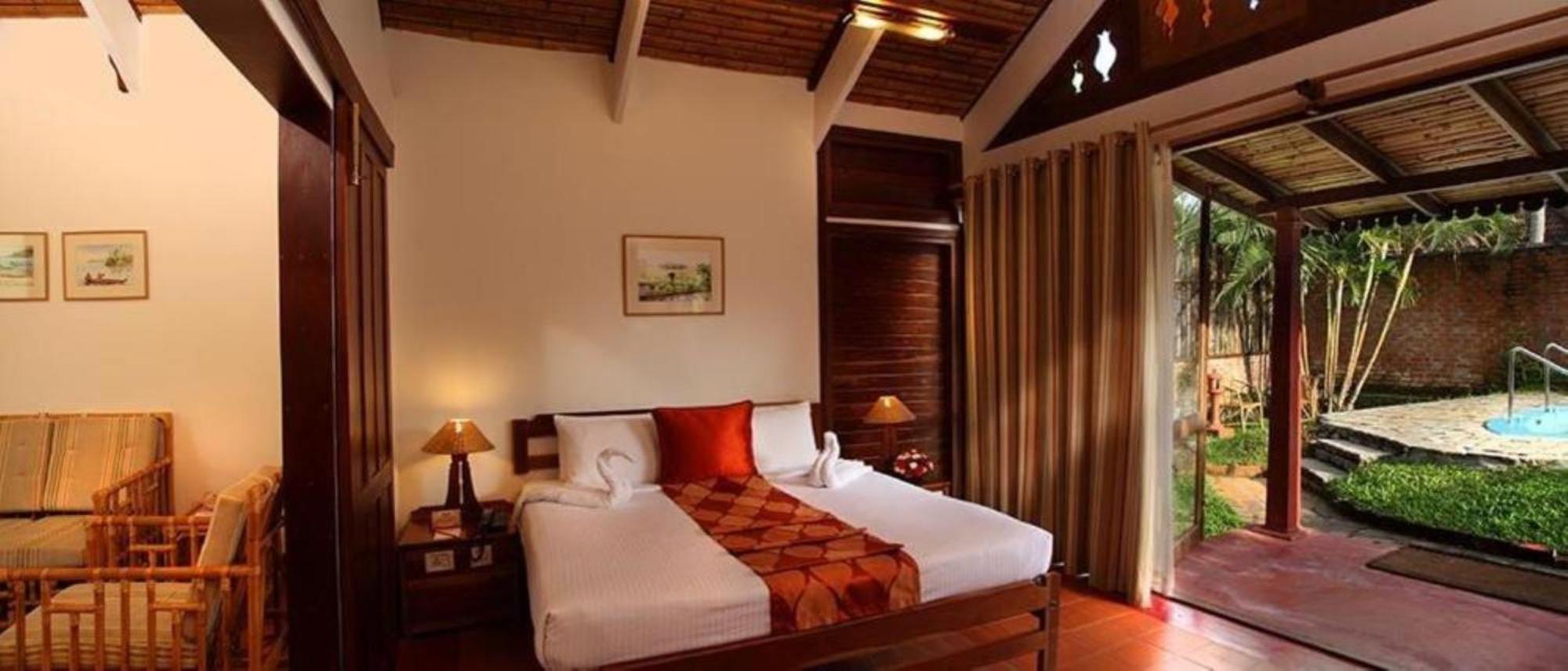 Abad Whispering Palms Hotel Кумараком Екстериор снимка