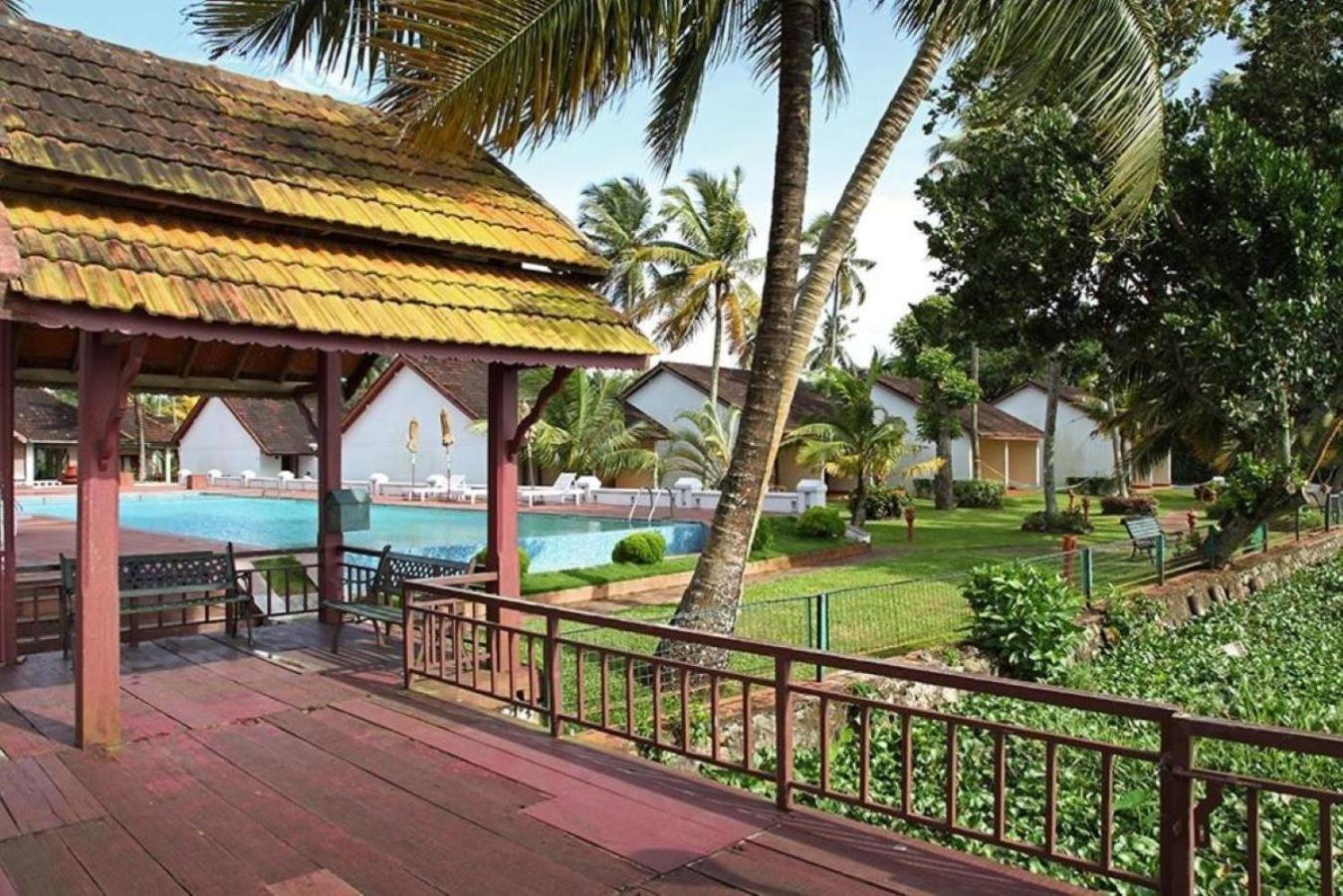 Abad Whispering Palms Hotel Кумараком Екстериор снимка