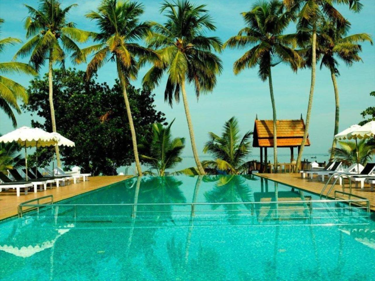 Abad Whispering Palms Hotel Кумараком Екстериор снимка