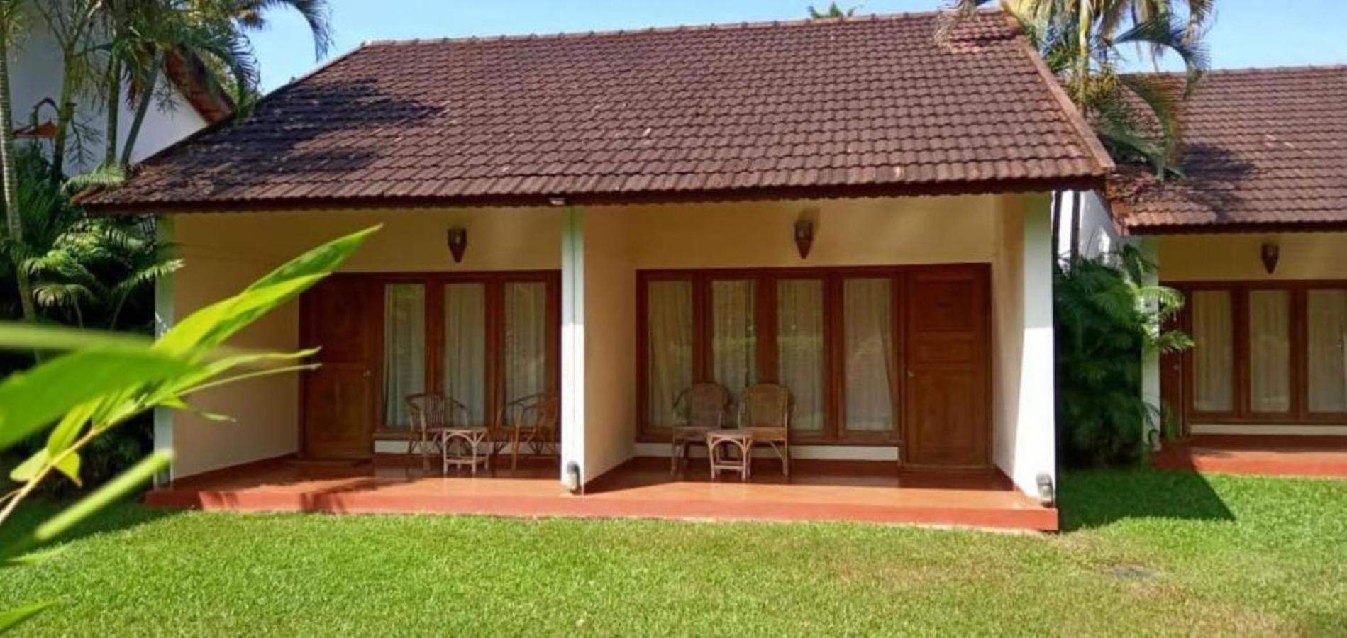 Abad Whispering Palms Hotel Кумараком Екстериор снимка