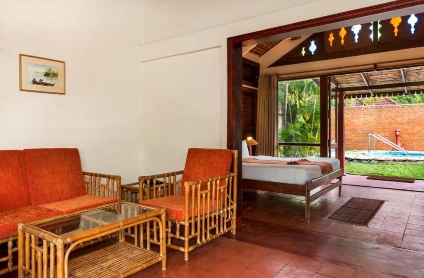 Abad Whispering Palms Hotel Кумараком Екстериор снимка