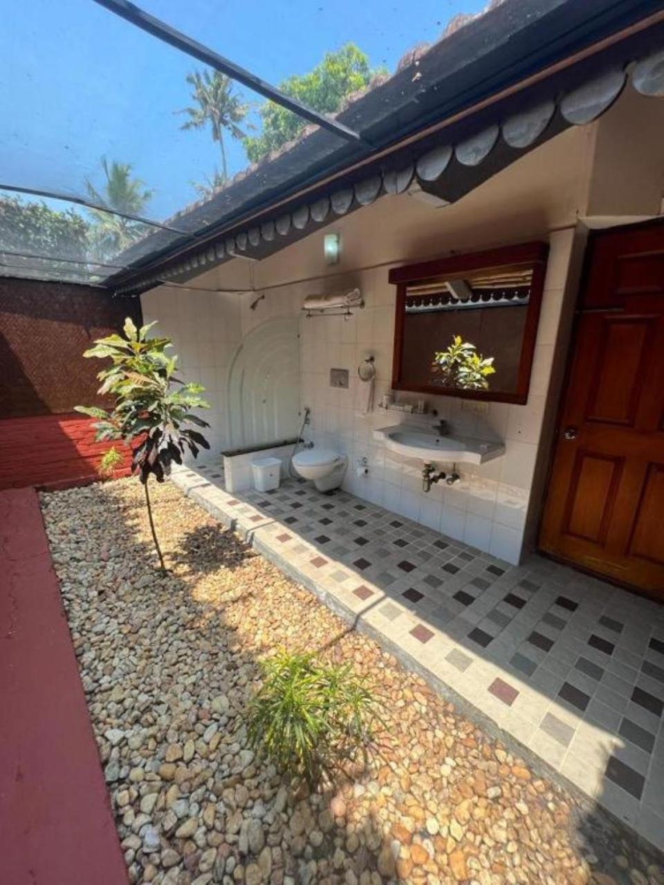 Abad Whispering Palms Hotel Кумараком Екстериор снимка