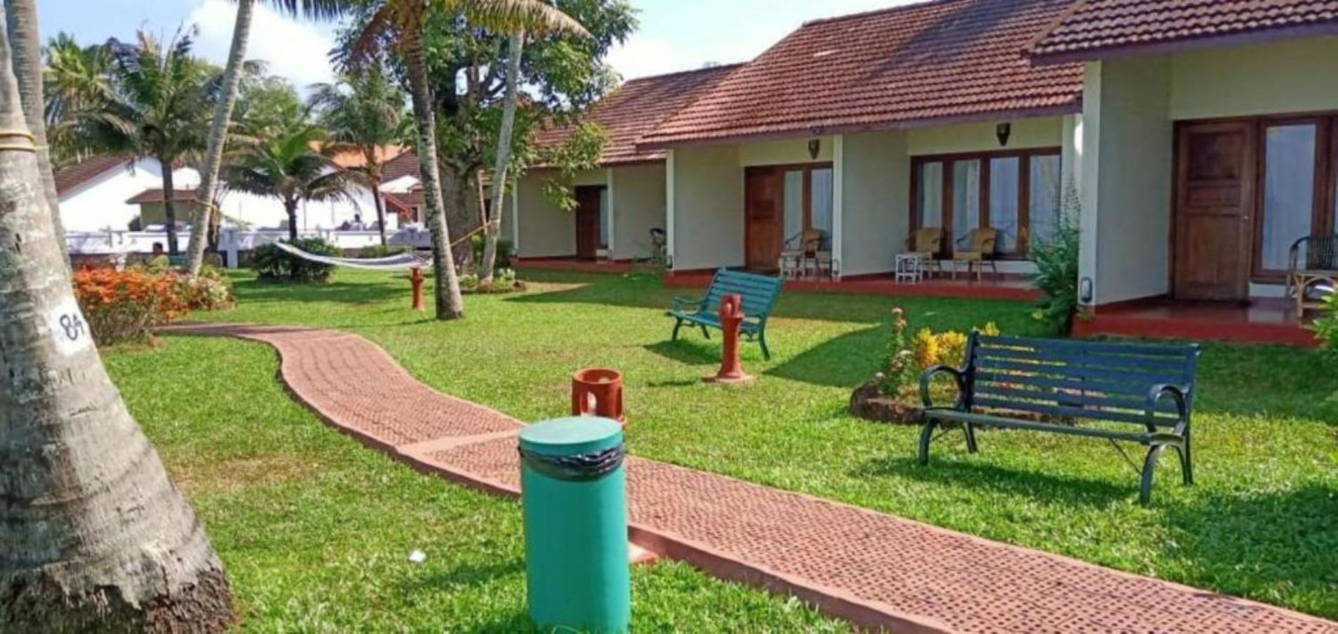 Abad Whispering Palms Hotel Кумараком Екстериор снимка