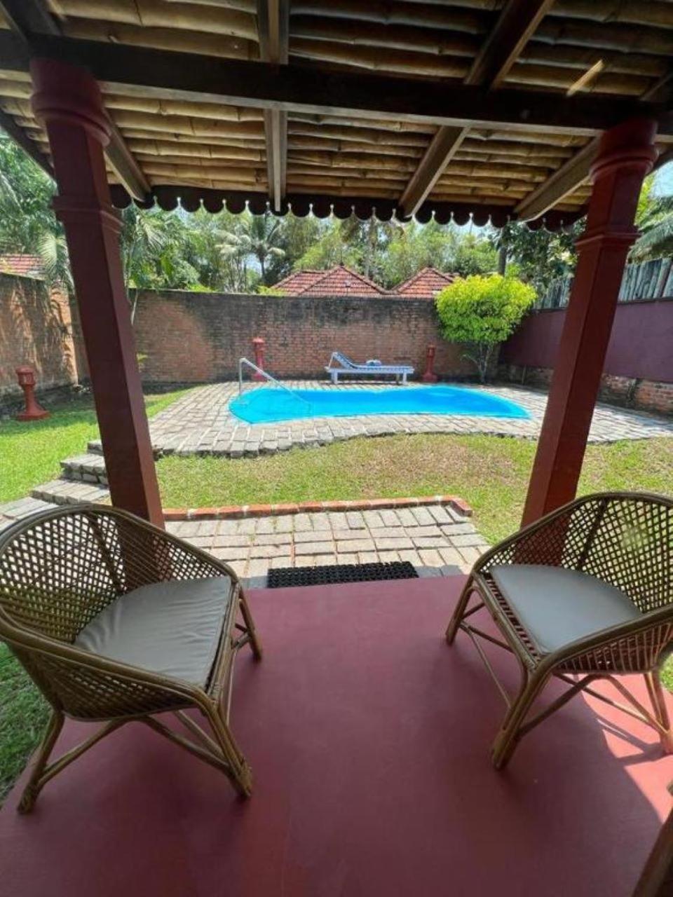 Abad Whispering Palms Hotel Кумараком Екстериор снимка