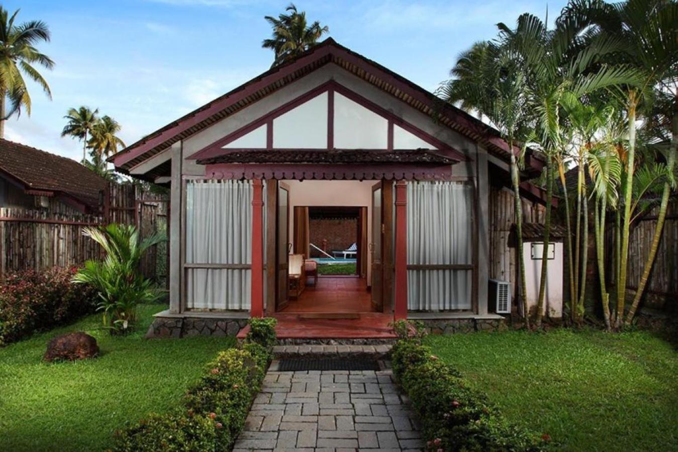 Abad Whispering Palms Hotel Кумараком Екстериор снимка