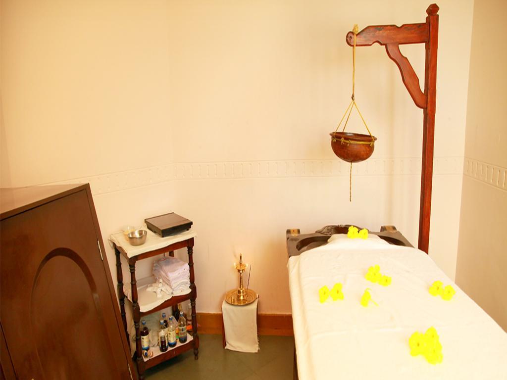 Abad Whispering Palms Hotel Кумараком Екстериор снимка