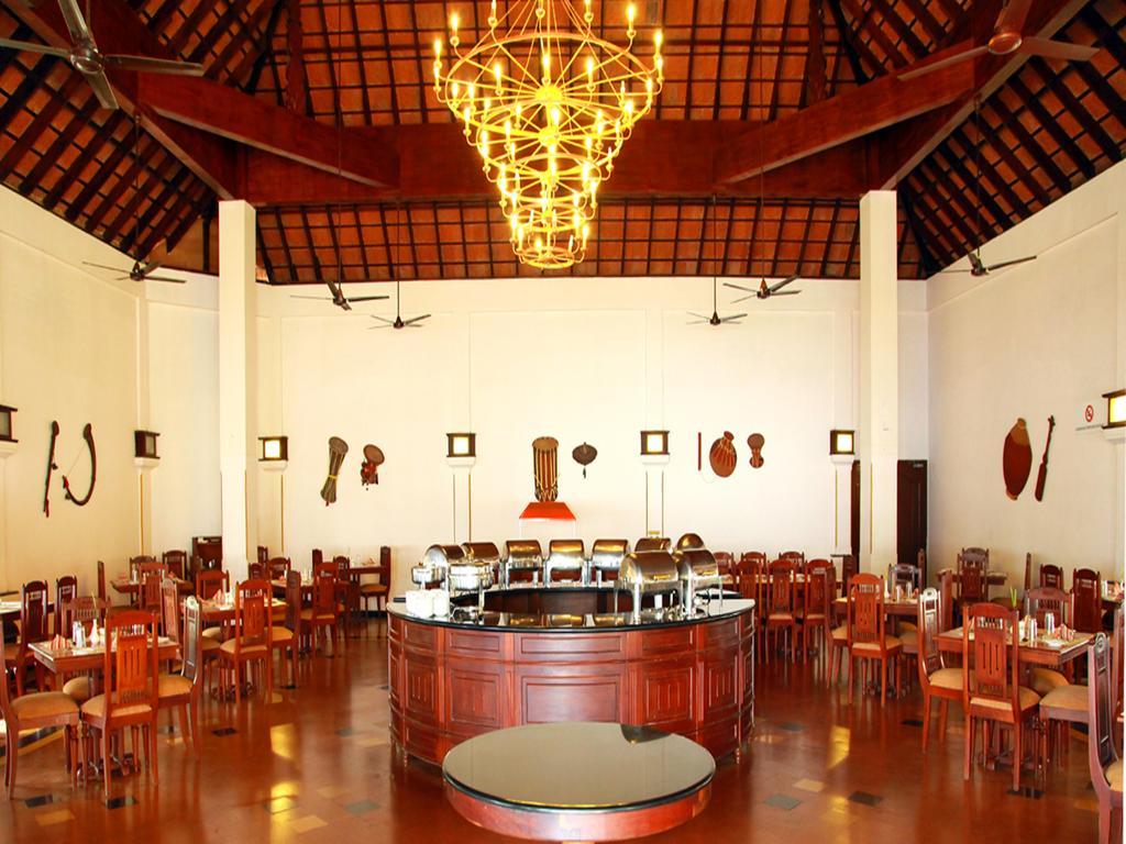 Abad Whispering Palms Hotel Кумараком Екстериор снимка