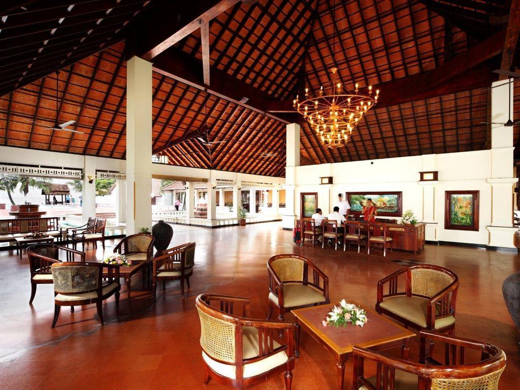 Abad Whispering Palms Hotel Кумараком Екстериор снимка