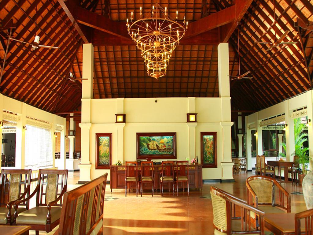 Abad Whispering Palms Hotel Кумараком Екстериор снимка