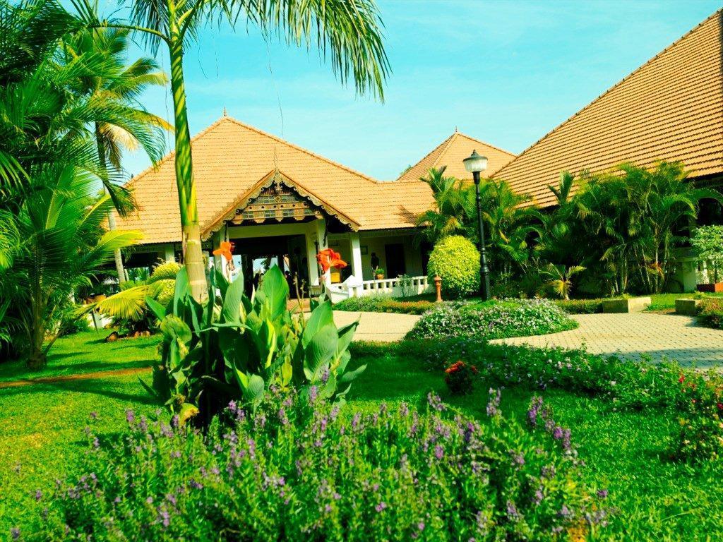 Abad Whispering Palms Hotel Кумараком Екстериор снимка