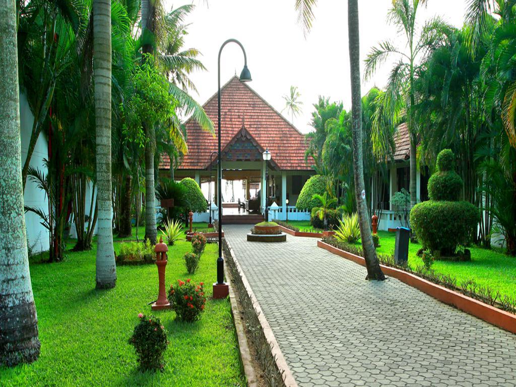 Abad Whispering Palms Hotel Кумараком Екстериор снимка