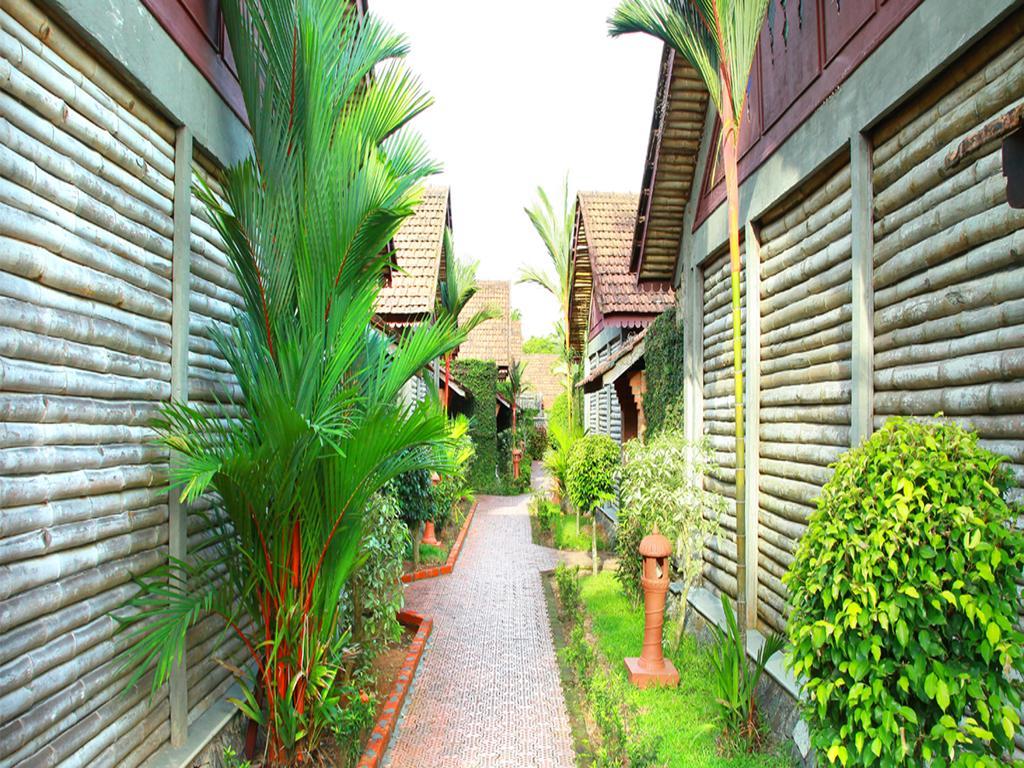 Abad Whispering Palms Hotel Кумараком Екстериор снимка