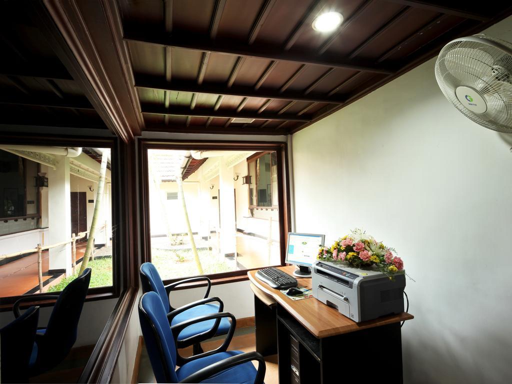 Abad Whispering Palms Hotel Кумараком Екстериор снимка