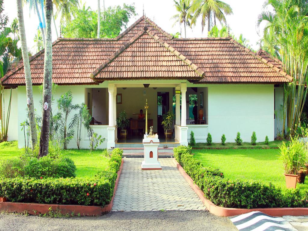 Abad Whispering Palms Hotel Кумараком Екстериор снимка
