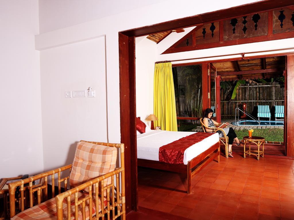 Abad Whispering Palms Hotel Кумараком Екстериор снимка