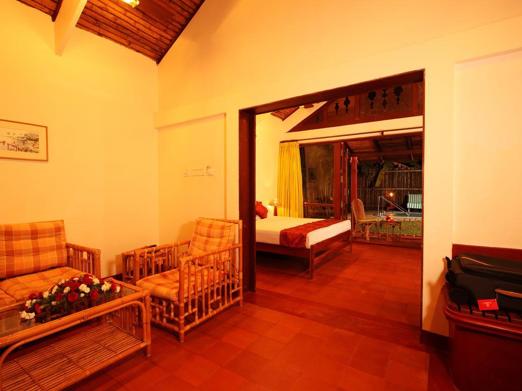Abad Whispering Palms Hotel Кумараком Екстериор снимка