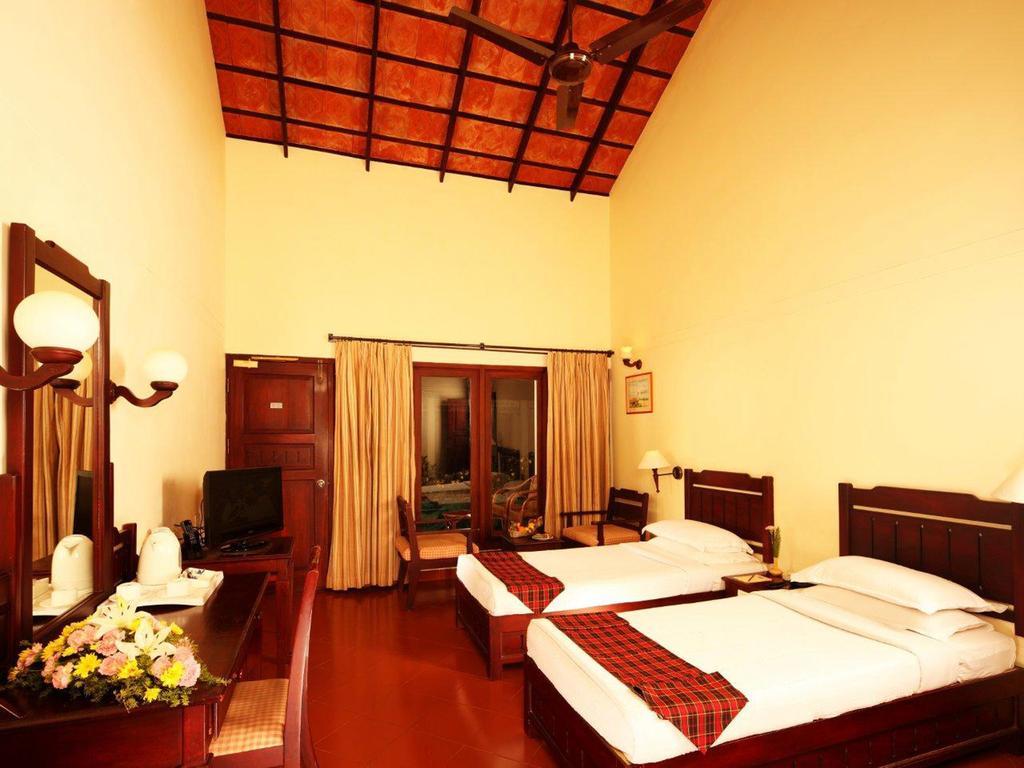 Abad Whispering Palms Hotel Кумараком Екстериор снимка