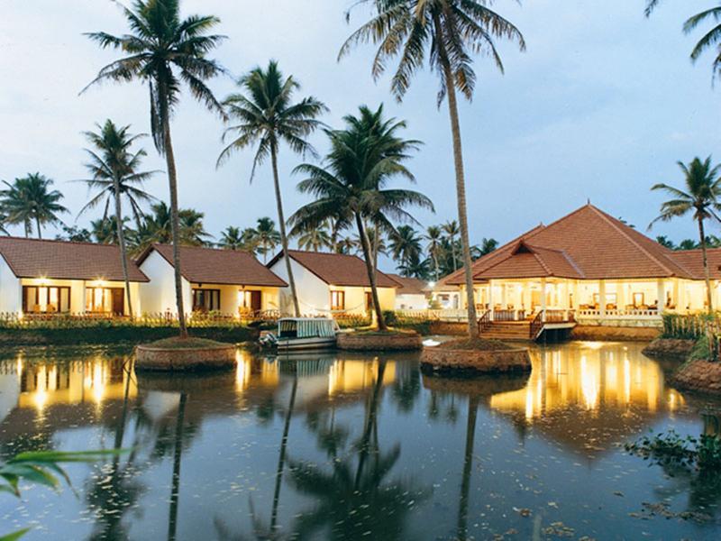 Abad Whispering Palms Hotel Кумараком Екстериор снимка