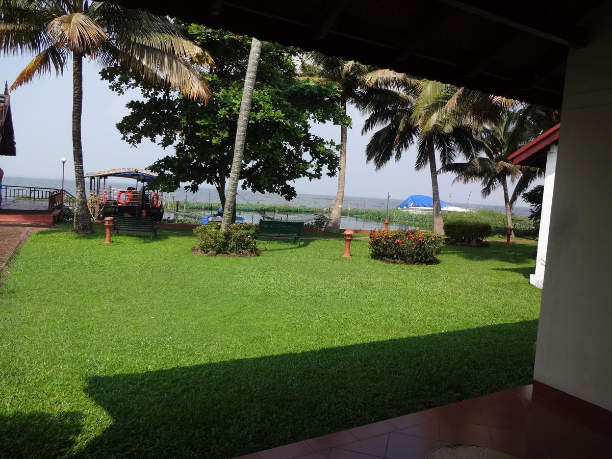 Abad Whispering Palms Hotel Кумараком Екстериор снимка