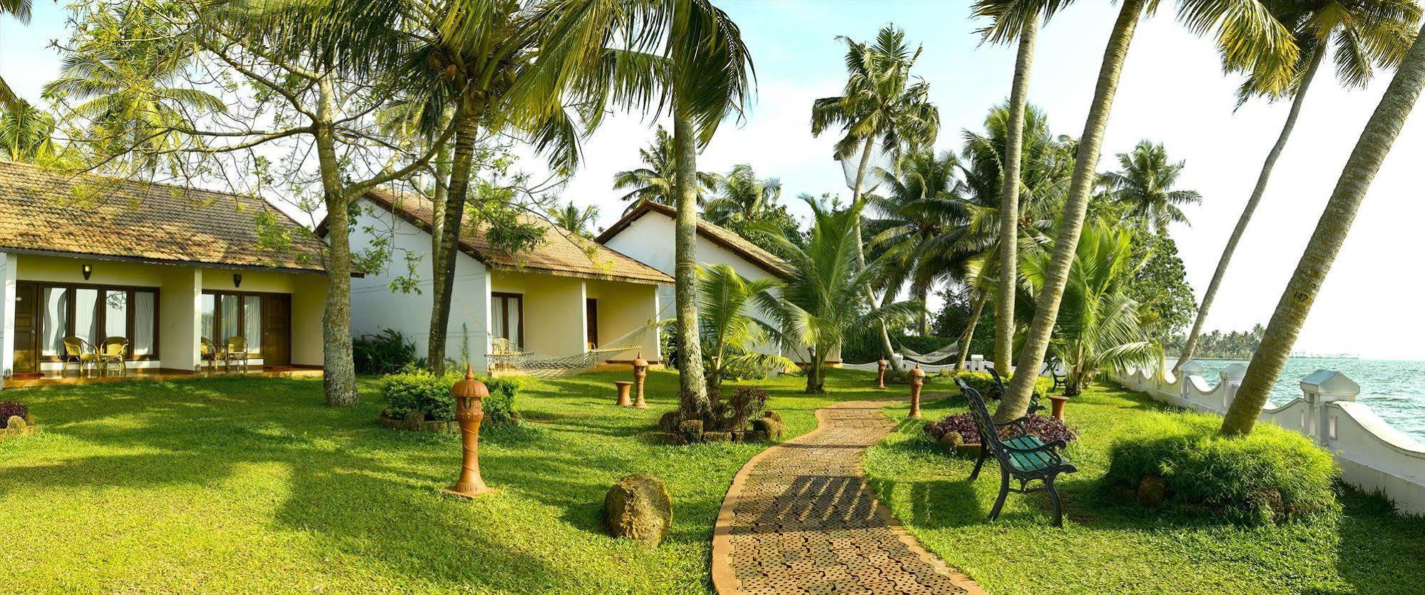 Abad Whispering Palms Hotel Кумараком Екстериор снимка