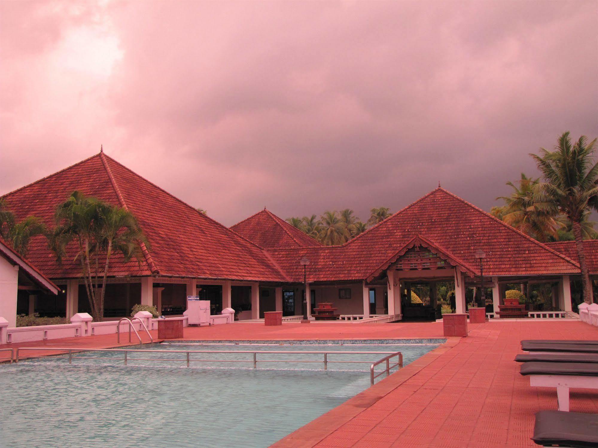 Abad Whispering Palms Hotel Кумараком Екстериор снимка