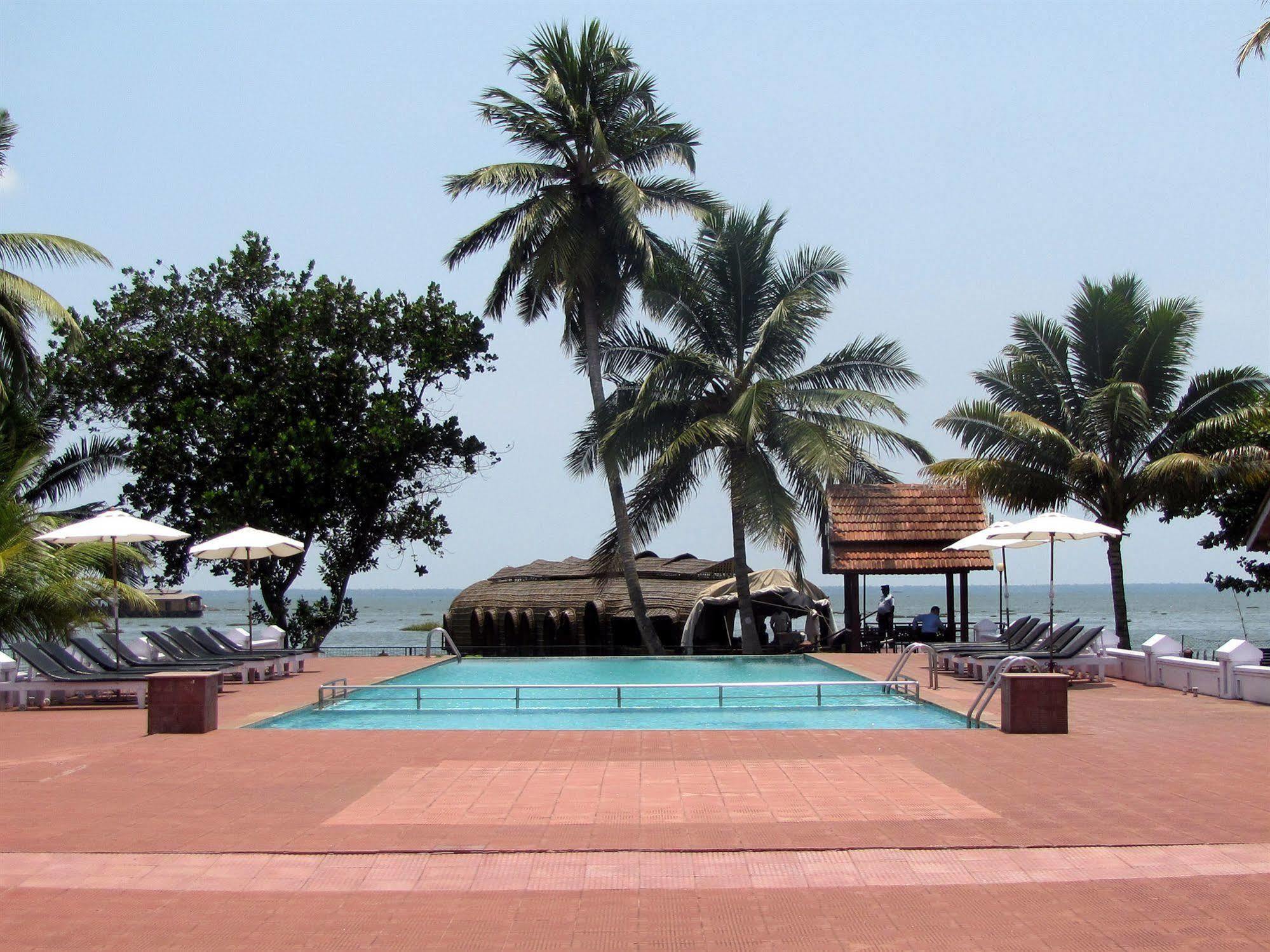Abad Whispering Palms Hotel Кумараком Екстериор снимка
