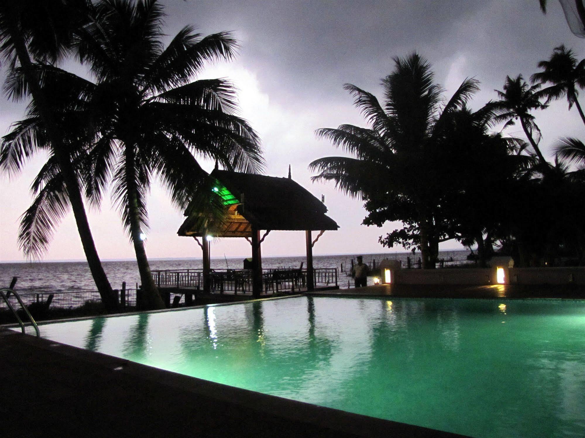 Abad Whispering Palms Hotel Кумараком Екстериор снимка