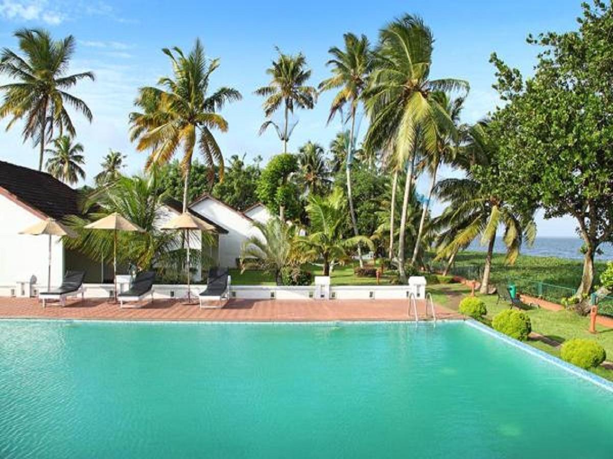 Abad Whispering Palms Hotel Кумараком Екстериор снимка