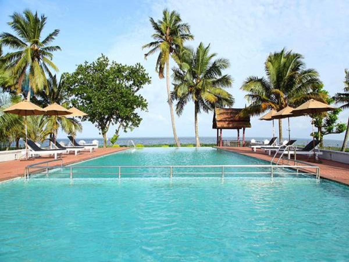 Abad Whispering Palms Hotel Кумараком Екстериор снимка