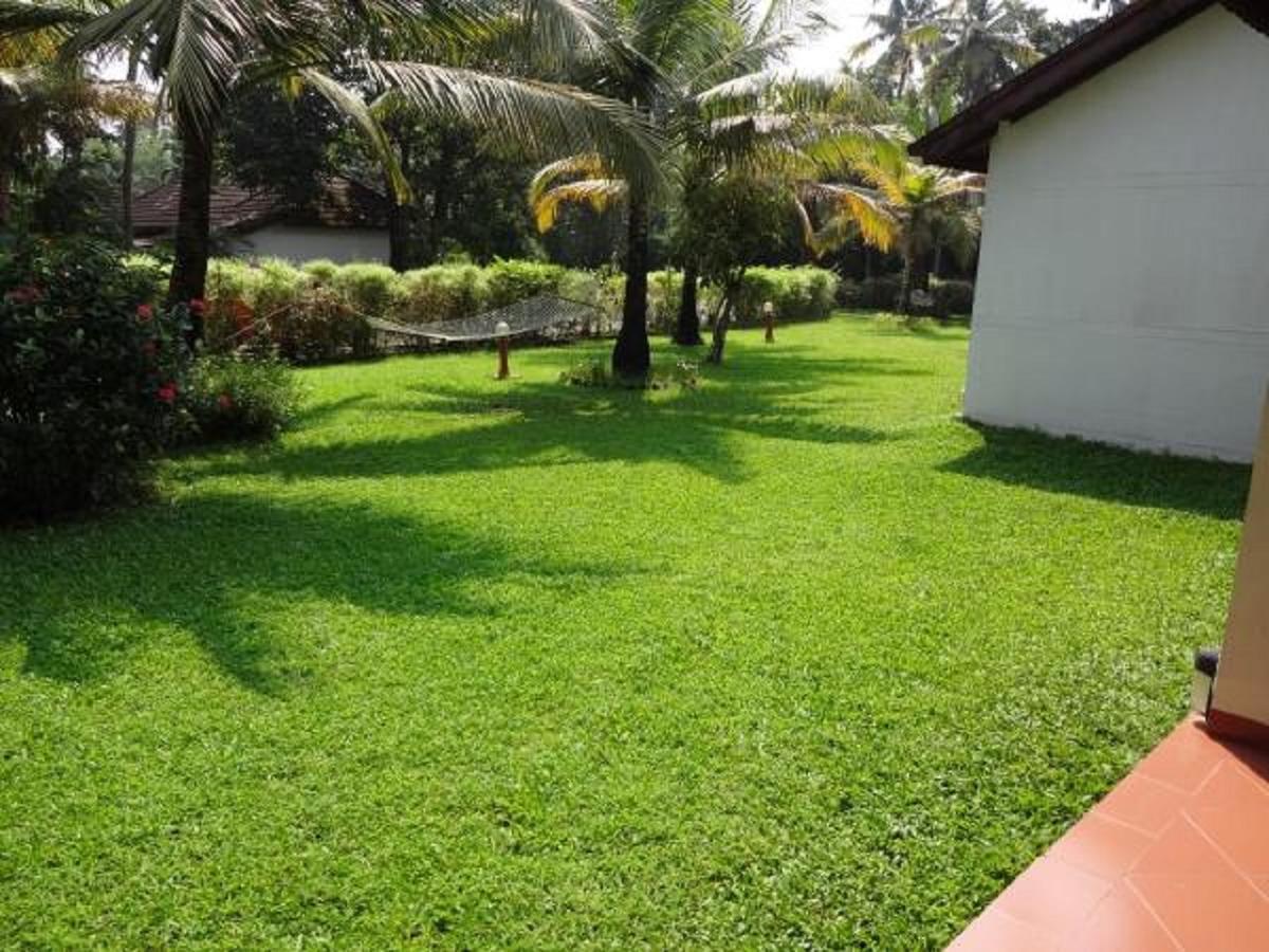 Abad Whispering Palms Hotel Кумараком Екстериор снимка